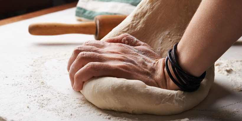 kneeding_Bannersnack-High-Quality wood-fired oven